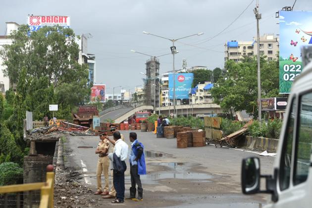 A section of Andheri bridge collapsed on Tuesday morning, following heavy rains.(Satyabrata Tripathy/HT Photo)