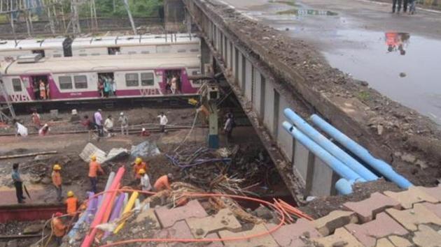 Five people were injured in the collapse.(HT Photo)
