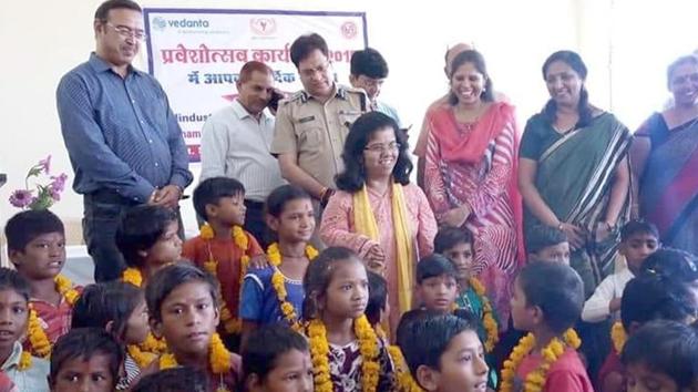 Ajmer district collector Arti Dogra and SP Rajendra Singh with the children at school on Tuesday.(HT Photo)