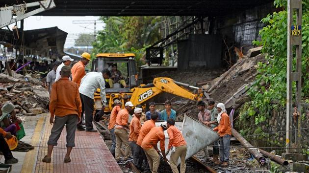 WR employees removed debris.(Satyabrata Tripathy/HT Photo)