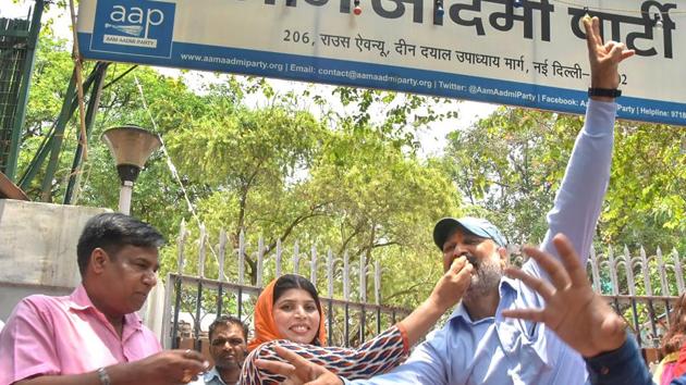 Aam Aadmi Party (AAP) workers celebrate the verdict of Supreme Court on the power tussle between the Delhi government and the Centre decision, outside party office, in New Delhi on Wednesday, July 04, 2018.(PTI)