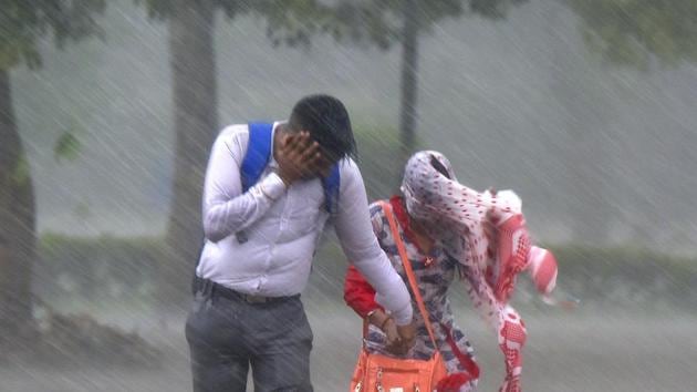 Heavy rains lashed parts of the national capital this afternoon and evening with the weatherman predicting the showers to continue overnight. (Vipin Kumar / HT Photo)
