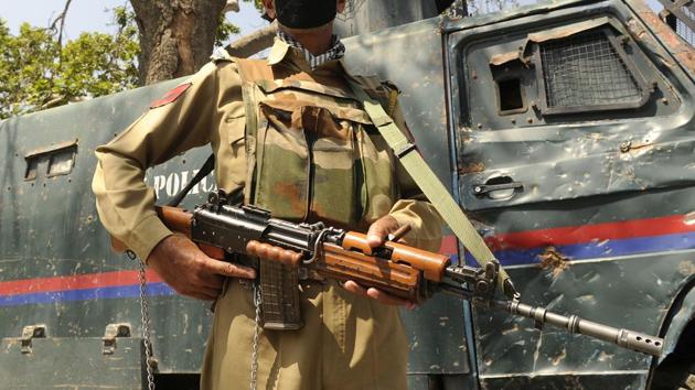 Security personnel have started searches and established security checkpoints across Shopian to find Javaid Ahmad Dar.(Waseem Andrabi/HT File Photo)