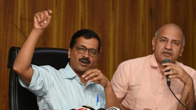 Delhi chief minister Arvind Kejriwal with his deputy Manish Sisodia during a press conference in Delhi.(Sonu Mehta/HT Photo)
