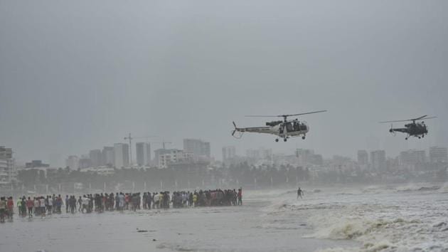 Search operations underway off Juhu beach on Friday morning.(Satyabrata Tripathy/HT Photo) Search operations underway off Juhu beach on Friday morning.(Satyabrata Tripathy/HT Photo)