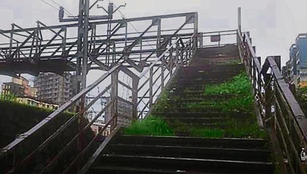 Railway officers on Thursday inspected the FoB, which provides east-west connectivity between Tilak Nagar and Chembur. (HT Photo) Railway officers on Thursday inspected the FoB, which provides east-west connectivity between Tilak Nagar and Chembur. (HT Photo)