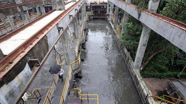 At the BMC sewage cleaning plant at Love Grove Complex, Worli (HT Photo) At the BMC sewage cleaning plant at Love Grove Complex, Worli (HT Photo)