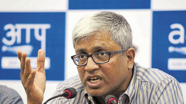 AAP leader Ashutosh hits back at Jaitley over blog, alleges that his views reflect ‘frustration’ of BJP over SC verdict . (Sushil Kumar/ HT Photo) AAP leader Ashutosh hits back at Jaitley over blog, alleges that his views reflect ‘frustration’ of BJP over SC verdict . (Sushil Kumar/ HT Photo)
