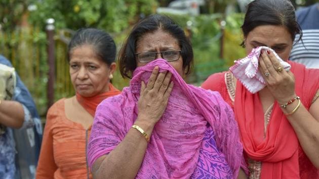 Relatives mourn during cremation of the 11 members of a family who were found hanging at in their house in Delhi Burari on July 1, 2018.(PTI)