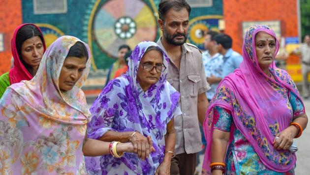 Relatives mourn during the cremation of 11 members of a family, who were found hanging in their house in Burari.(PTI File Photo)