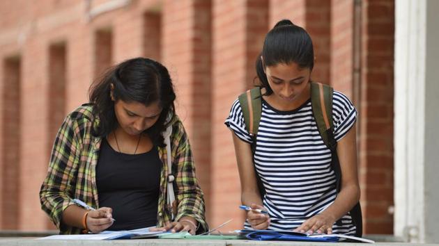 Delhi University aspirants fill their admission forms for the new academic session 2018-19 at Shri Ram College of Commerce on June 25, 2018.(Raj K Raj/HT PHOTO)