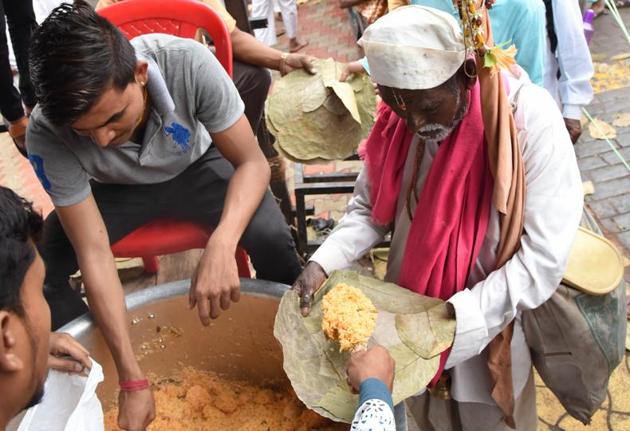 Warkaris chose to avoid plastic and deciced to use utensils made of paper or tree leaves (HT PHOTO) Warkaris chose to avoid plastic and deciced to use utensils made of paper or tree leaves (HT PHOTO)