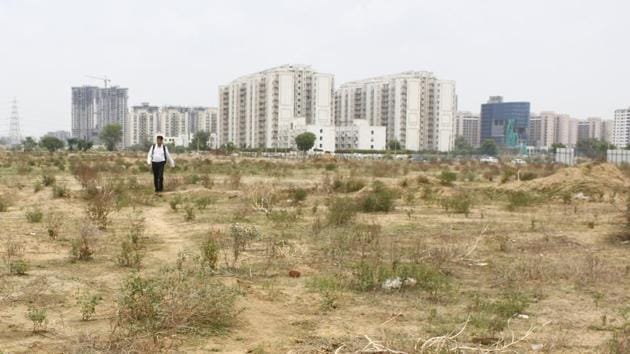 A vacant plot in Gurugram’s sector 70, where low rise apartments were to be constructed by realtors and delivered by 2014. Buyers have been protesting but are unsure of the delivery timeline. (Yogendra Kumar/HT PHOTO) A vacant plot in Gurugram’s sector 70, where low rise apartments were to be constructed by realtors and delivered by 2014. Buyers have been protesting but are unsure of the delivery timeline. (Yogendra Kumar/HT PHOTO)