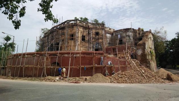 The building was declared unsafe by Public Works Department (PWD) a year ago. (HT Photo) The building was declared unsafe by Public Works Department (PWD) a year ago. (HT Photo)