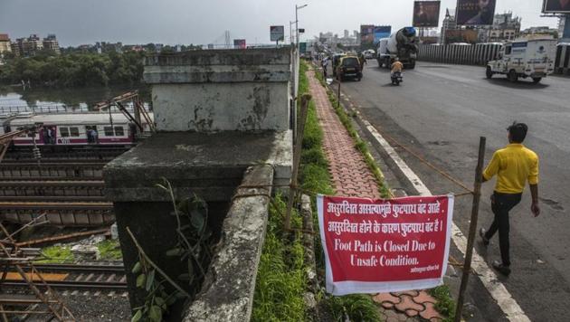 The partially collapsed bridge in Andheri. (Satish Bate/HT Photo) The partially collapsed bridge in Andheri. (Satish Bate/HT Photo)