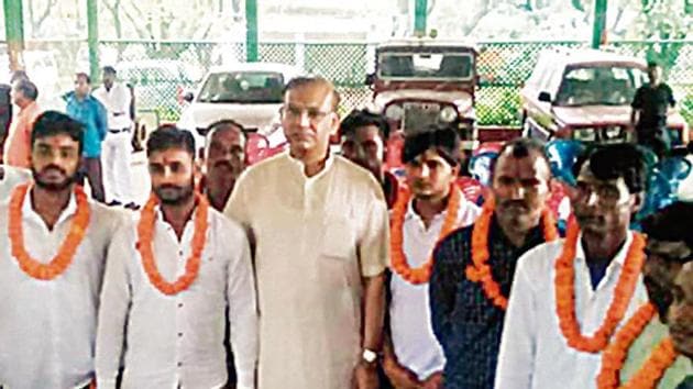 Union minister of state for Civil Aviation Jayant Sinha welcomed with garland the seven convicted cow vigilantes.(HT Photo)