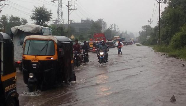 The Kalyan-Badlapur highway was closed to traffic because of water-logging on Saturday.(Rishikesh Choudhary)