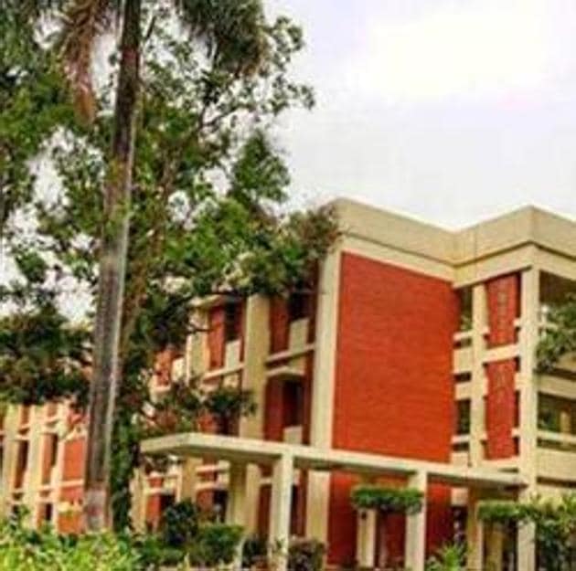 A day after over 1.5 lakh students appeared for the JEE Advanced examination, IIT-Kanpur had released a statement saying that students’ answers for questions which did not have multiple choices will be evaluated depending on the question. (HT FILE) A day after over 1.5 lakh students appeared for the JEE Advanced examination, IIT-Kanpur had released a statement saying that students’ answers for questions which did not have multiple choices will be evaluated depending on the question. (HT FILE)