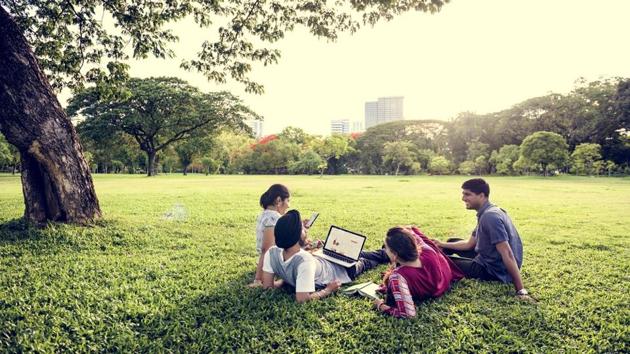 People can enjoy better health if they spend more time outdoors.(Shutterstock)