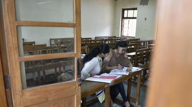 Delhi University aspirants fill their admission forms for the new academic session 2018-19 at Hansraj College in New Delhi. (Sanchit Khanna/HT PHOTO) Delhi University aspirants fill their admission forms for the new academic session 2018-19 at Hansraj College in New Delhi. (Sanchit Khanna/HT PHOTO)