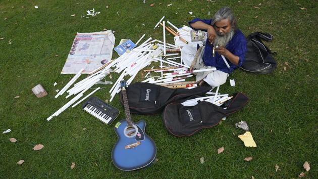 Guitar Rao’s classes however, come with a responsibility that rests on sharing. If they’re satisfied and happy with his lessons, students must donate a flute to a blind person, an orphan child or to anyone needy. He also lays emphasis on his students sharing lessons with people around them. (Burhaan Kinu / HT Photo)