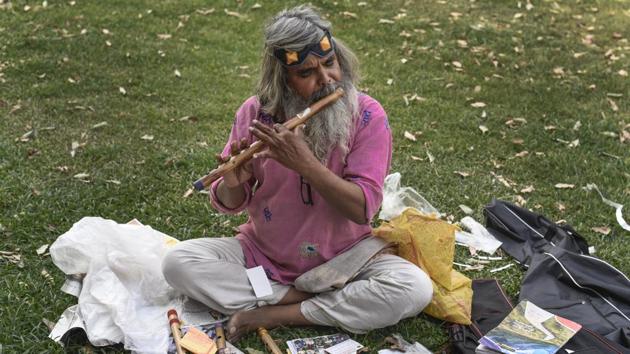 In the routine of the rat race, somewhere along the line, between responsibilities and the mundane, our dreams and aspirations are often compromised, even forgotten. Yash Vir Rao alias GuitarRao has learnt this lesson from his own experiences and is today determined to reignite that lost fire in people with his roving music lessons. (Burhaan Kinu / HT Photo)