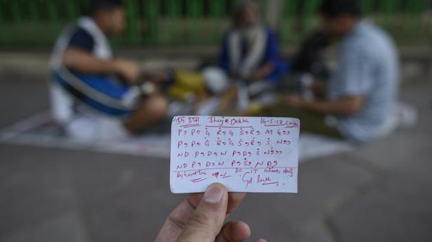 Guitar Rao’s day begins at 4 a.m with meditation and then setting up his institute on the footpath. He’s happy to share his contact info with passersby if they show interest in music lessons. Rao acknowledges that a lot of people have the money nowadays but it’s time that keeps them from pursuing passions. (Burhaan Kinu / HT Photo)