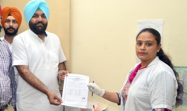 Member of Parliament Gurjeet Singh Aujla showing his dope test report in Amritsar on Friday. (Sameer Sehgal/HT) Member of Parliament Gurjeet Singh Aujla showing his dope test report in Amritsar on Friday. (Sameer Sehgal/HT)