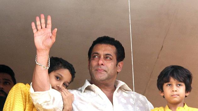 Bollywood actor Salman Khan (C) waves to his fans during Eid al Fitr from his residence in Mumbai on June 16, 2018.(AFP) Bollywood actor Salman Khan (C) waves to his fans during Eid al Fitr from his residence in Mumbai on June 16, 2018.(AFP)