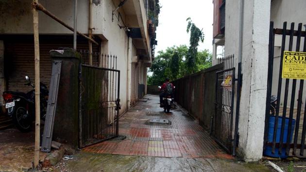 The businessman was killed near his residence, Matoshree society, in Kamothe, Navi Mumbai on Wednesday night. (Bachchan Kumar/HT) The businessman was killed near his residence, Matoshree society, in Kamothe, Navi Mumbai on Wednesday night. (Bachchan Kumar/HT)