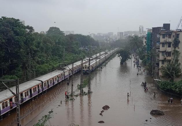 Train stuck between Kurla and Tilak Nagar. (Kunal Patil/HT Photo)