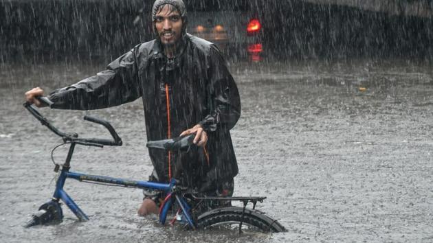 The Met department issued a warning on Sunday that the intensity of rainfall is expected to increase over Mumbai and its surrounding areas as the low pressure system on the east coast is likely to intensify the offshore trough extending from Gujarat to Kerala, leading to heavy to very heavy rainfall till Wednesday. (Sanket S kashyap/HT Photo)