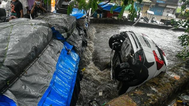 Rains pounded Mumbai on Sunday morning. (Shashi S kashyap/HT Photo)