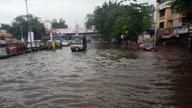 Ghatkopar rail overbridge was closed for vehicular traffic. Traffic police have barricaded the area saying it to be a precautionary measure. (Kunal Patil/HT Photo)