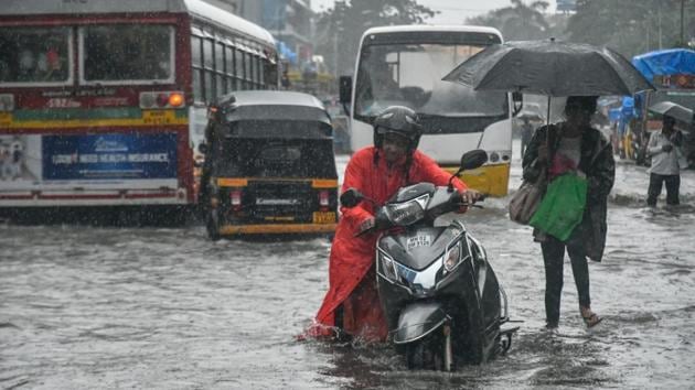 On Saturday, two unidentified bodies were fished out from a river in Kalyan and a woman had died of electrocution in Ghatkopar as heavy showers lashed parts of Mumbai and neighbouring areas of Navi Mumbai and Kalyan. (Sanket S Kashyap/HT Photo)