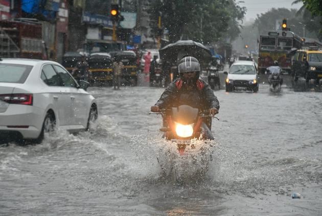 A waterlogged road in Andheri. (Sanket S Kashyap/HT Photo)