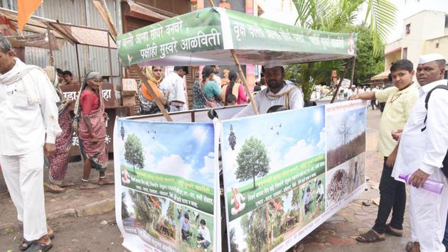 Among the lakhs of pilgrims who entered Pune on Saturday was a 30-year-old Sandeep Borade, a master of business management (MBA) graduate from Jalna. However, Borade is not like the other pilgrims who had walked from Dehugaon with a palanquin carrying a representation of Sant Tukaram. He was riding his bike, which has been modified into a mobile public service message delivery vehicle, promoting afforestation. (HT PHOTO) Among the lakhs of pilgrims who entered Pune on Saturday was a 30-year-old Sandeep Borade, a master of business management (MBA) graduate from Jalna. However, Borade is not like the other pilgrims who had walked from Dehugaon with a palanquin carrying a representation of Sant Tukaram. He was riding his bike, which has been modified into a mobile public service message delivery vehicle, promoting afforestation. (HT PHOTO)