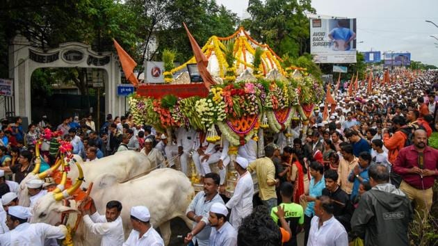 Warkaris walk as part of the Saint Tukaram palkhi procession at Shivajinagar on Saturday. (Sanket Wankhade/HT PHOTO) Warkaris walk as part of the Saint Tukaram palkhi procession at Shivajinagar on Saturday. (Sanket Wankhade/HT PHOTO)