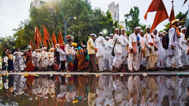 Dressed in white dhoti-kurta and nine yard sarees, the warkaris carried steel utensils with them to avoid using plastic, displaying adherence to the plastic ban imposed by the state government. (Sanket Wankhade/HT PHOTO) Dressed in white dhoti-kurta and nine yard sarees, the warkaris carried steel utensils with them to avoid using plastic, displaying adherence to the plastic ban imposed by the state government. (Sanket Wankhade/HT PHOTO)