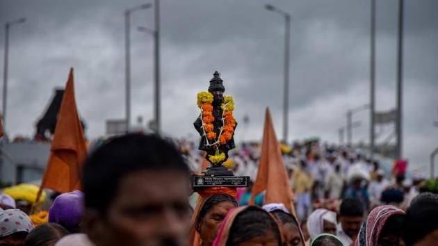 A statue of Saint Tukaram being carried by pilgrims during the palkhi procession at Shivajinagar on Saturday. (Sanket Wankhade/HT PHOTO) A statue of Saint Tukaram being carried by pilgrims during the palkhi procession at Shivajinagar on Saturday. (Sanket Wankhade/HT PHOTO)