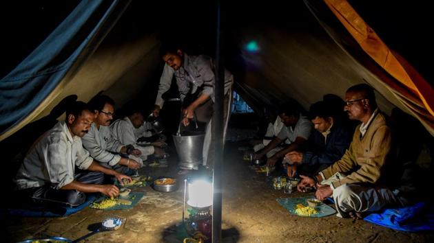 Warkaris eat at Omkareshwar temple after the palkhi procession halted for a day on Saturday at Shivajinagar. (Sanket Wankhade/HT PHOTO) Warkaris eat at Omkareshwar temple after the palkhi procession halted for a day on Saturday at Shivajinagar. (Sanket Wankhade/HT PHOTO)