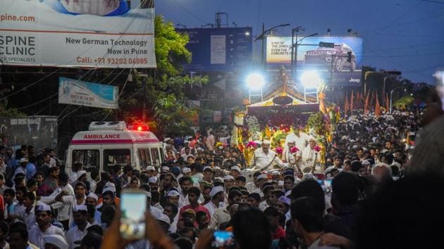 Vehicular traffic was thrown out of gear on Saturday with the arrival of lakhs of devotees for palkhi celebrations in Pune. Despite traffic diversions on major roads in the city and internal roads being closed by the traffic department, chaotic traffic and long queues of honking vehicles was seen in the evening at Hadapasar, Shivajinagar, Yerawada, Pune Camp, MG Road, Lullanagar and the other residential areas on the palkhi route. (Sanket Wankhade/HT PHOTO) Vehicular traffic was thrown out of gear on Saturday with the arrival of lakhs of devotees for palkhi celebrations in Pune. Despite traffic diversions on major roads in the city and internal roads being closed by the traffic department, chaotic traffic and long queues of honking vehicles was seen in the evening at Hadapasar, Shivajinagar, Yerawada, Pune Camp, MG Road, Lullanagar and the other residential areas on the palkhi route. (Sanket Wankhade/HT PHOTO)