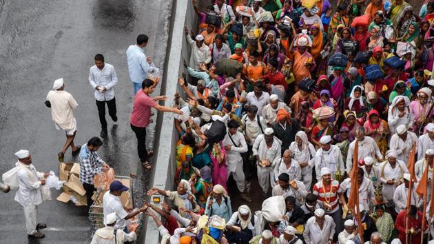 While many Maharashtrian families in the city find it their duty to look after the warkaris, who arrive in the city for rest during their 21-day pilgrimage, there are other communities who have come forward to help look after the tired pilgrims. (Sanket Wankhade/HT PHOTO) While many Maharashtrian families in the city find it their duty to look after the warkaris, who arrive in the city for rest during their 21-day pilgrimage, there are other communities who have come forward to help look after the tired pilgrims. (Sanket Wankhade/HT PHOTO)