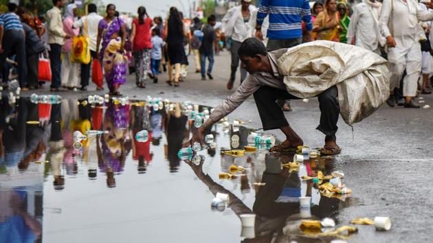 Many residents and warkaris made sure that they cleaned up after the procession. A scene from Shivajinagar on Saturday. (Sanket Wankhade/HT PHOTO) Many residents and warkaris made sure that they cleaned up after the procession. A scene from Shivajinagar on Saturday. (Sanket Wankhade/HT PHOTO)