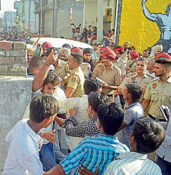 Police dispersing people from the spot after the incident at Mayapuri Colony in Ludhiana on Sunday. (Gurpreet Singh/HT) Police dispersing people from the spot after the incident at Mayapuri Colony in Ludhiana on Sunday. (Gurpreet Singh/HT)