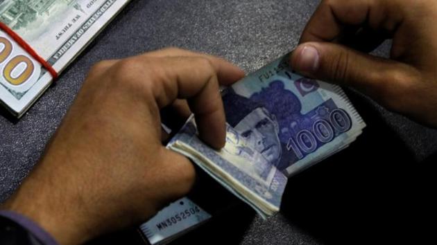 The movement of rupee within a city and foreign currency across Pakistan will be carried out by the authorised individuals, who have been registered with and authorised by the respective franchiser.(Reuters File Photo)