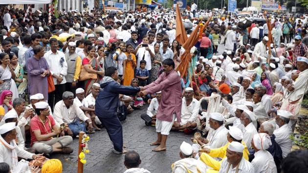 Warkaris enjoying palkhi sohda on Saturday. (Rahul Raut/HT PHOTO) Warkaris enjoying palkhi sohda on Saturday. (Rahul Raut/HT PHOTO)