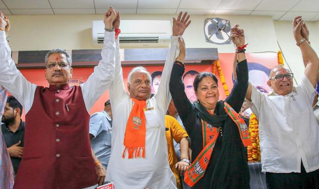 New Rajasthan BJP president Madan Lal Saini with BJP senior leader Om Mathur, Rajasthan chief minister Vasundhara Raje and former state president Ashok Parnami during his oath ceremony in Jaipur.(PTI File Photo) New Rajasthan BJP president Madan Lal Saini with BJP senior leader Om Mathur, Rajasthan chief minister Vasundhara Raje and former state president Ashok Parnami during his oath ceremony in Jaipur.(PTI File Photo)