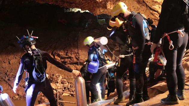 This undated handout photo taken recently and released by the Royal Thai Navy on July 7, 2018 shows a group of Thai Navy divers in Tham Long cave during rescue operations for the 12 boys and their football team coach trapped in the cave at Khun Nam Nang Non Forest Park in the Mae Sai district of Chiang Rai province. (AFP) This undated handout photo taken recently and released by the Royal Thai Navy on July 7, 2018 shows a group of Thai Navy divers in Tham Long cave during rescue operations for the 12 boys and their football team coach trapped in the cave at Khun Nam Nang Non Forest Park in the Mae Sai district of Chiang Rai province. (AFP)