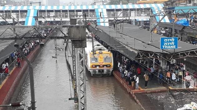 Waterlogging at Thane station near Mumbai on July 9, 2018(HT Photo)